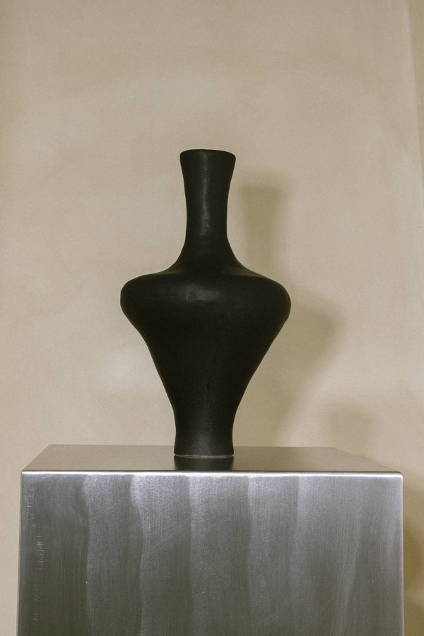 B41 - Grand vase en noir mat