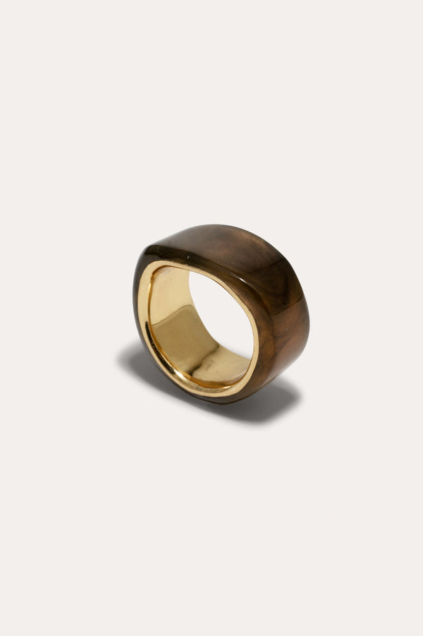 Un cercle vertueux ? – Bague chevalière en biorésine effet écaille de tortue et vermeil recyclé
