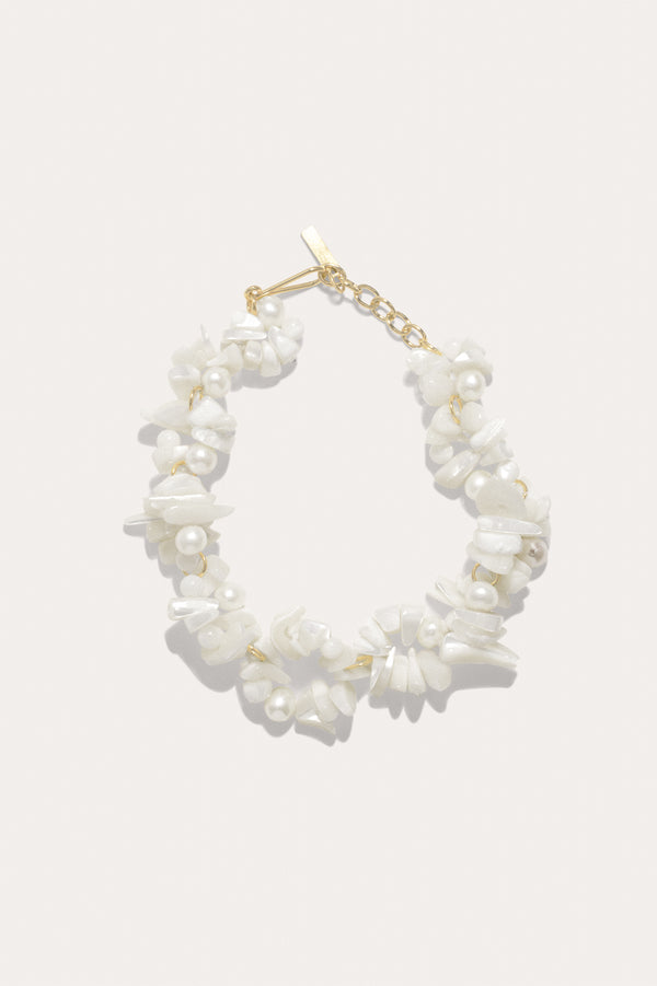 Le flux changeant - Bracelet en plaqué or avec perles et nacre