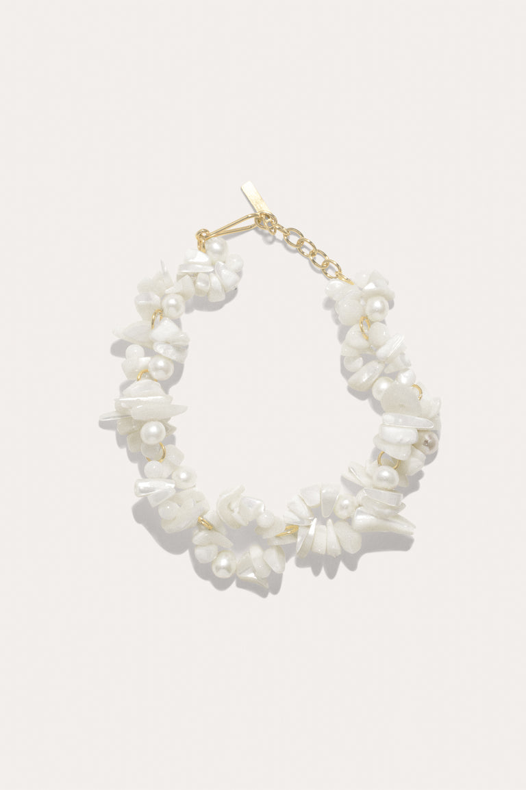 Le flux changeant - Bracelet en plaqué or avec perles et nacre