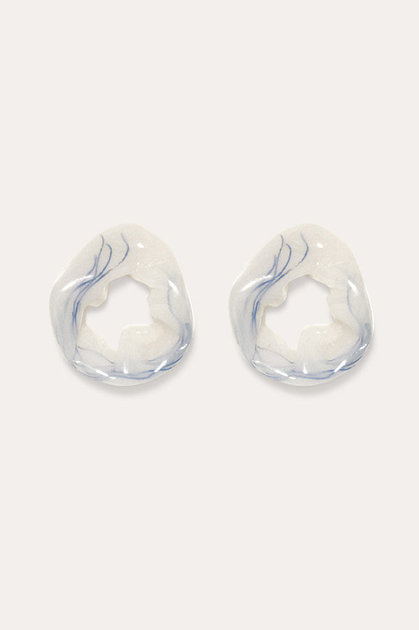 Scrunch - Boucles d'oreilles en résine bio blanche nacrée et vermeil recyclé