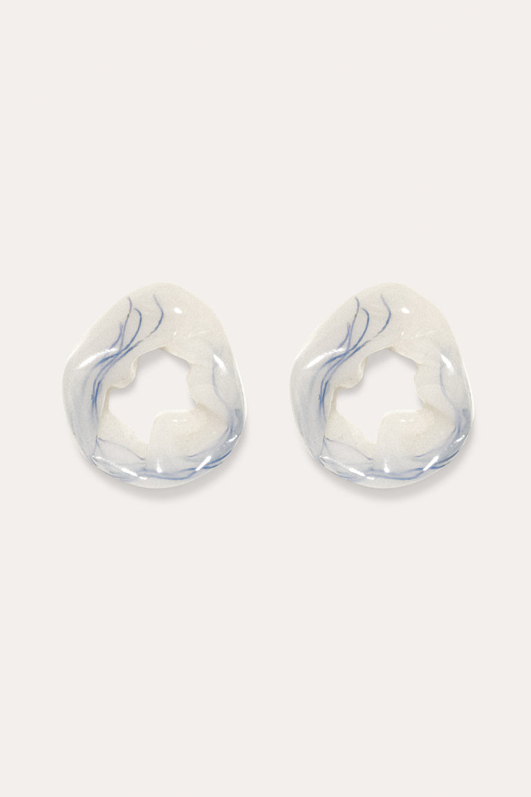 Scrunch - Boucles d'oreilles en résine bio blanche nacrée et vermeil recyclé