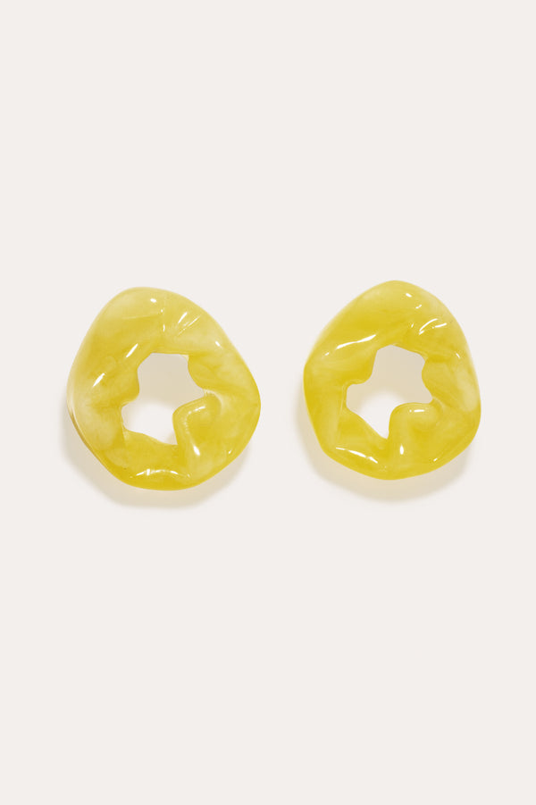 Scrunch - Boucles d'oreilles en résine biologique jaune et vermeil d'or recyclé