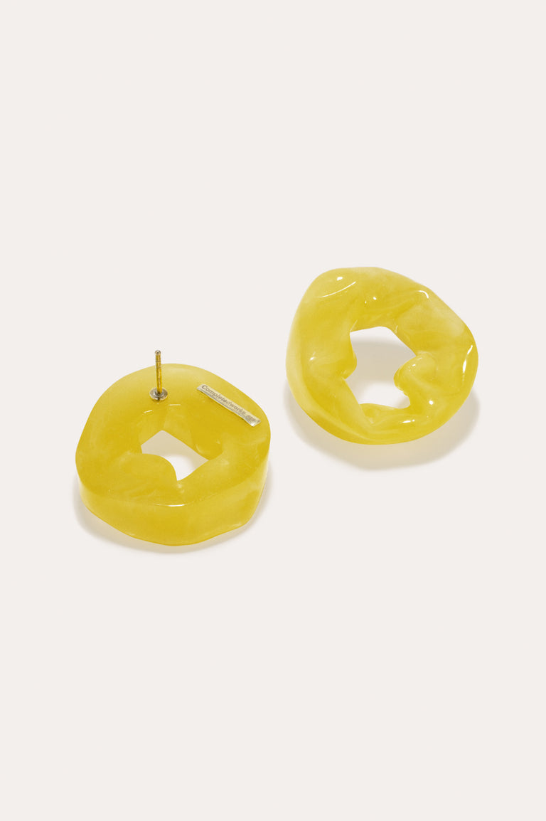 Scrunch - Boucles d'oreilles en résine biologique jaune et vermeil d'or recyclé