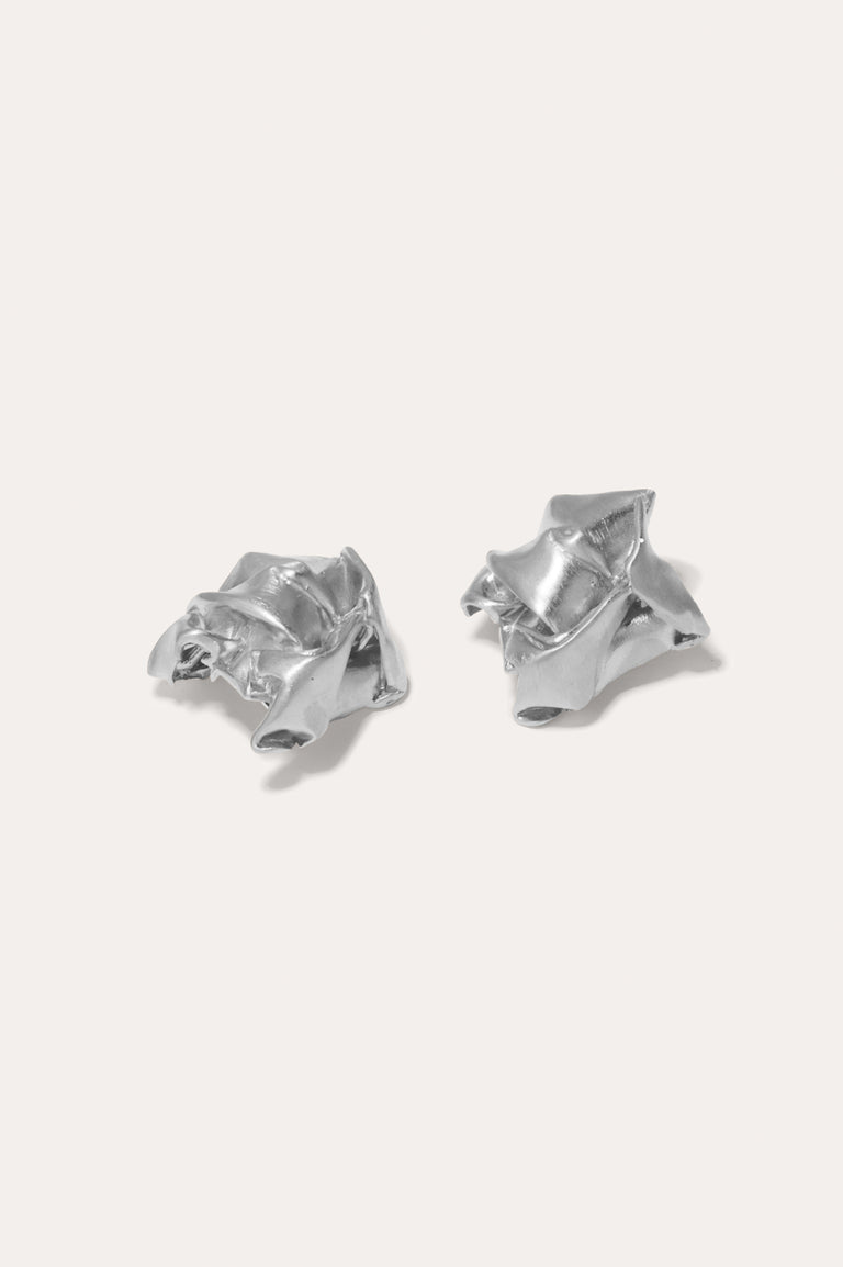 Croustillant : Une histoire de stratégies juridiques abandonnées – Boucles d'oreilles en argent recyclé