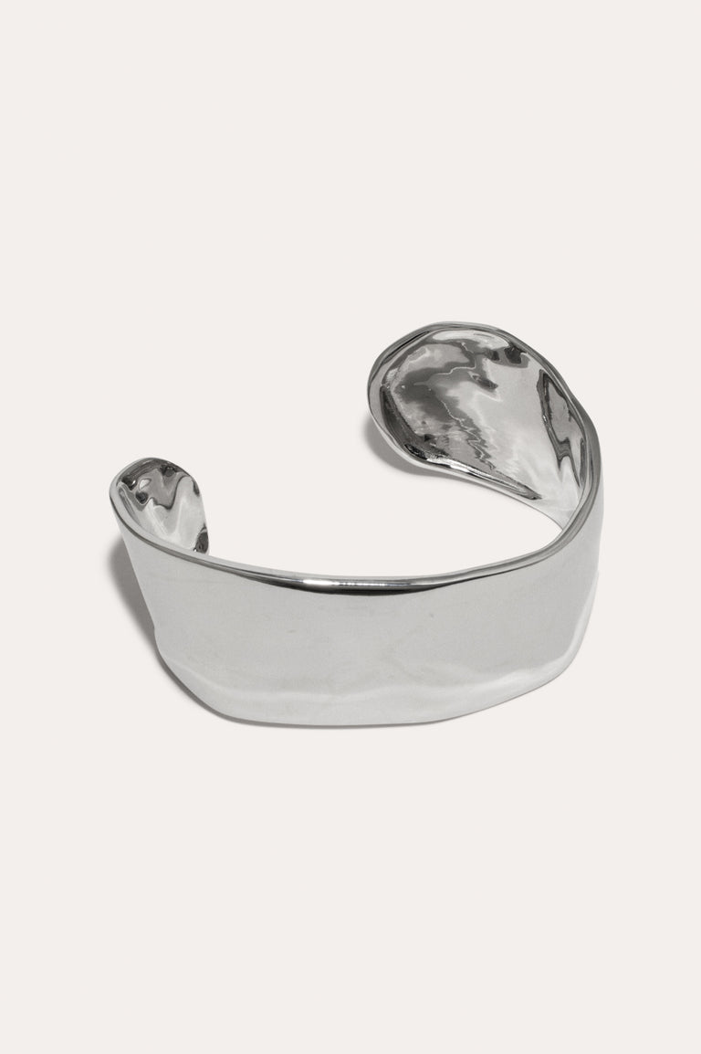 Quelque chose de la plus haute importance est communiqué juste hors de portée auditive - Manchette plaquée rhodium