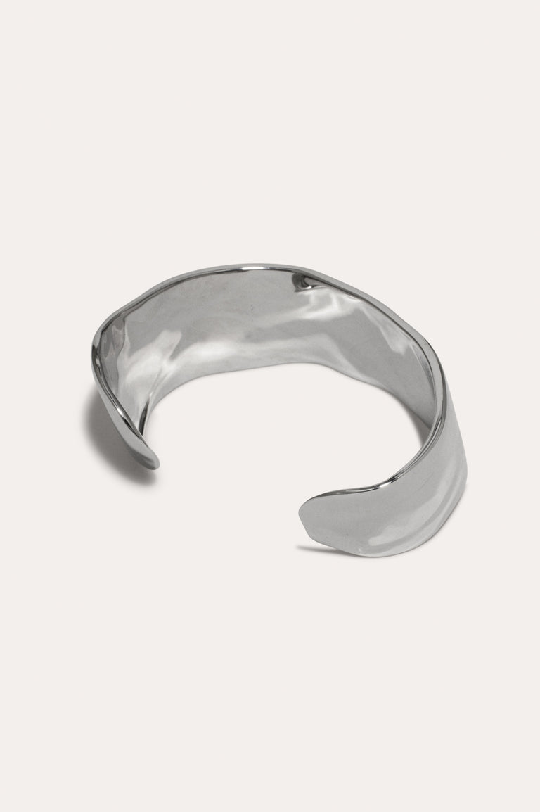 Quelque chose de la plus haute importance est communiqué juste hors de portée auditive - Manchette plaquée rhodium