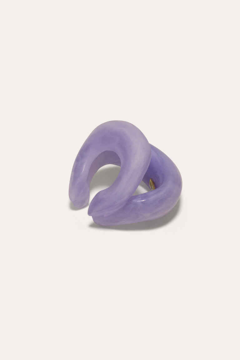 R2147 - Boucle d'oreille manchette en résine biologique lilas et vermeil d'or