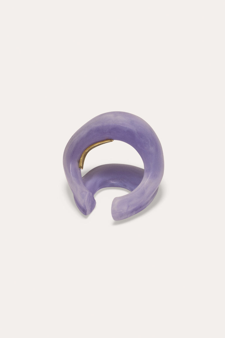 R2147 - Boucle d'oreille manchette en résine biologique lilas et vermeil d'or