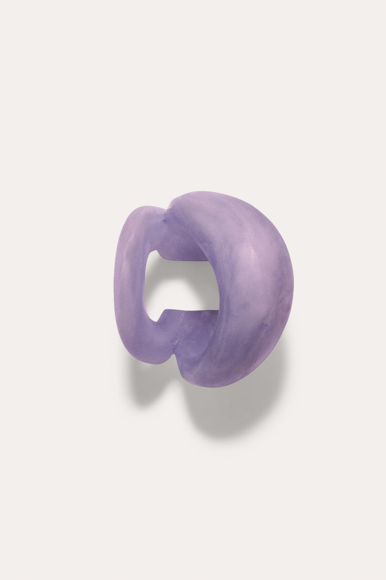 R2147 - Boucle d'oreille manchette en résine biologique lilas et vermeil d'or