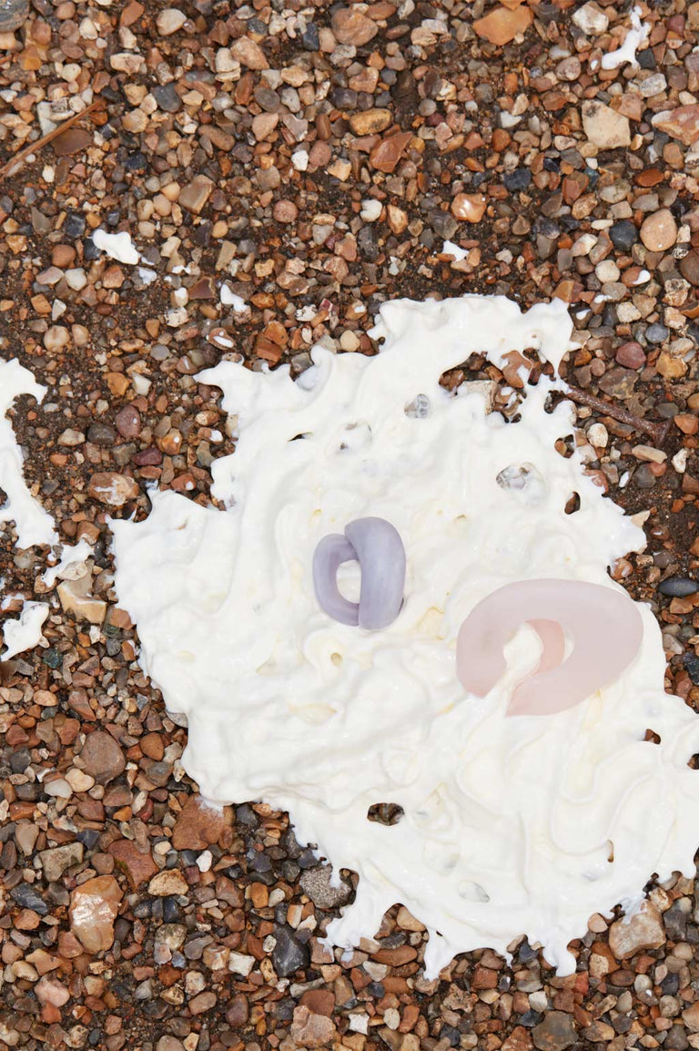 R2147 - Boucle d'oreille manchette en résine biologique lilas et vermeil d'or