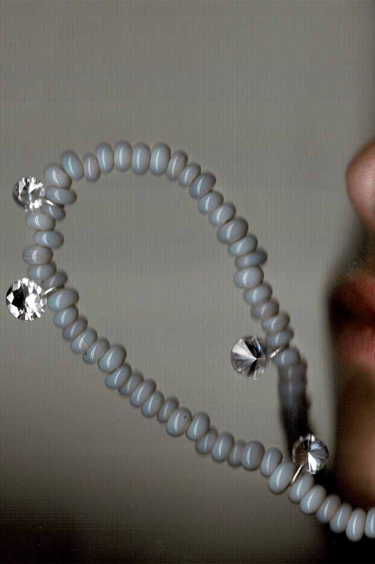Collier Les Étoiles Regroupées - Zirconium Cubique et Perles de Verre Grises, Plaqué Rhodium